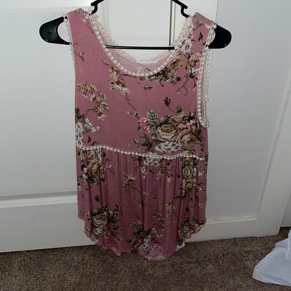 This is the cutest floral reb & j top!!